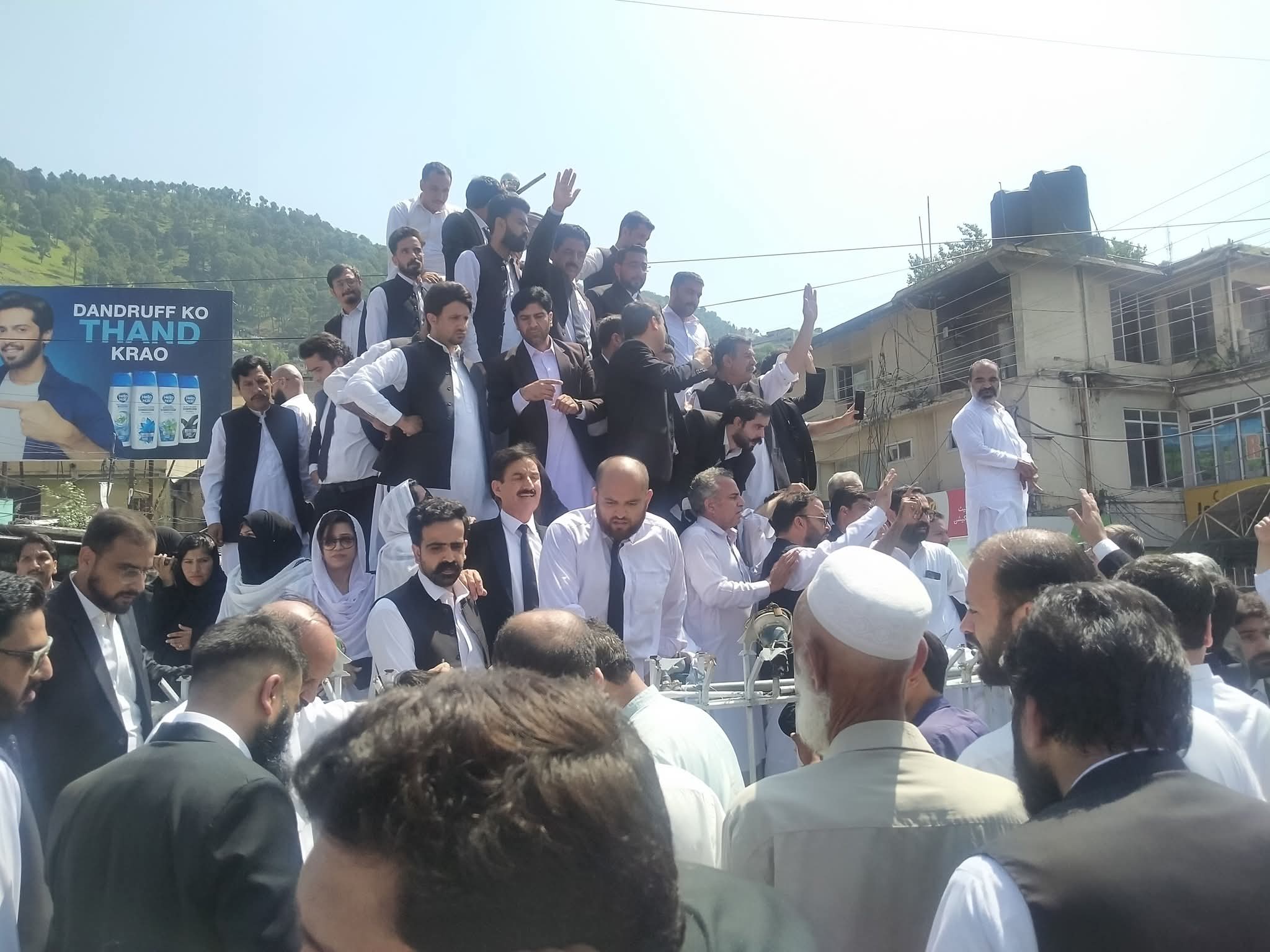  ایبٹ آباد میں فلٹریشن پلانٹ کا تنازع شدت اختیار کرگیا، وکلا اور ضلعی انتظامیہ آمنے سامنے